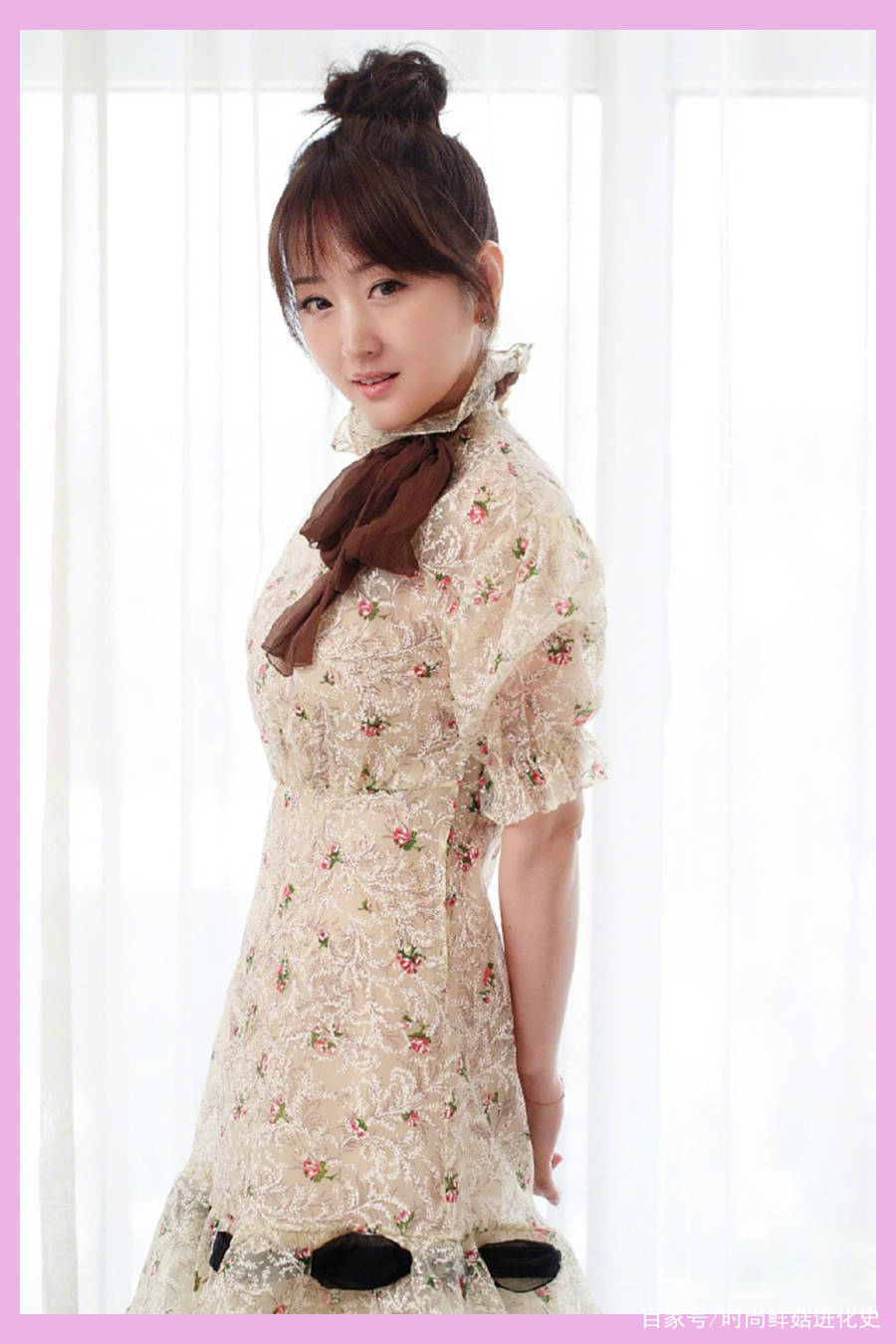 杨钰莹|48岁杨钰莹真是厉害！这么瘦的裤子也能驾驭，笑容甜美，发量惊人