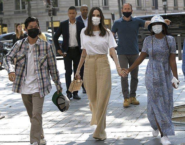 朱莉|真正会穿的女人都爱用“白色+卡其”，优雅又高级，看朱莉就知道