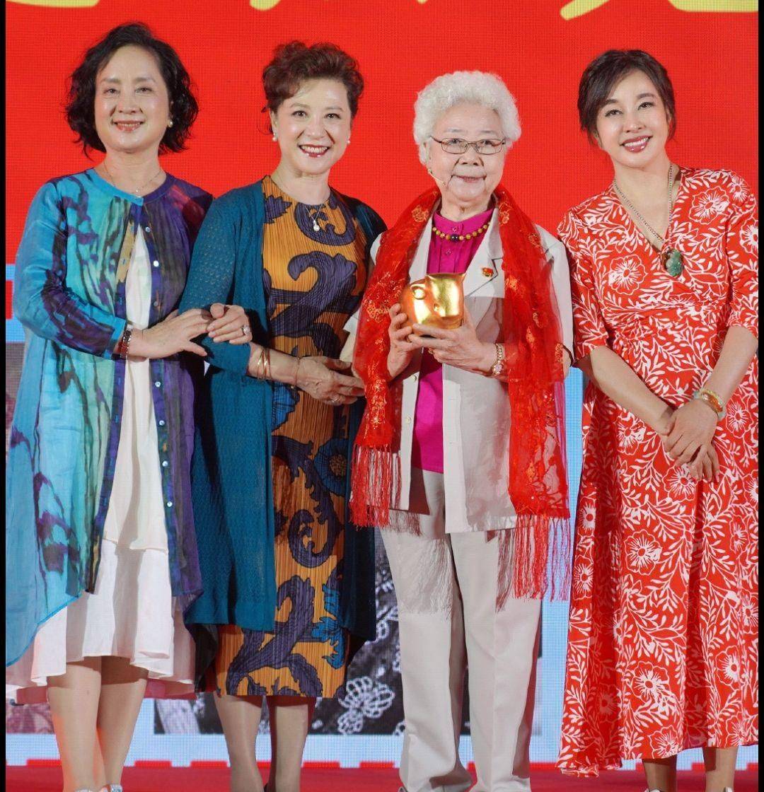 漂亮|在街头拍到王馥荔，72岁老态真实不假，但纯天然的还这么漂亮！