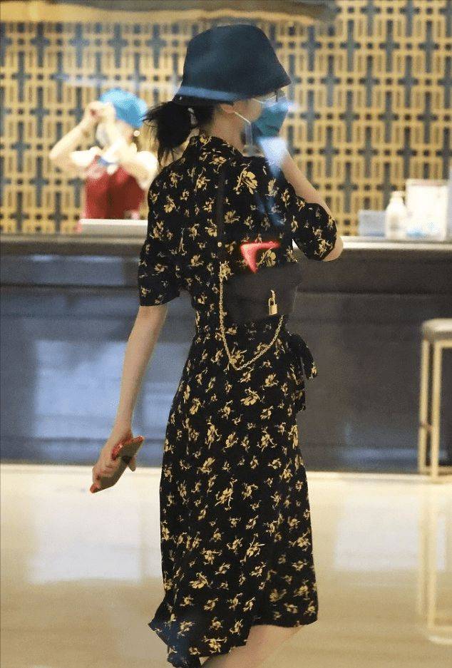 魅力|迪丽热巴的腰身还没有挎包宽，穿碎花裙配勃肯鞋，背影都抢镜