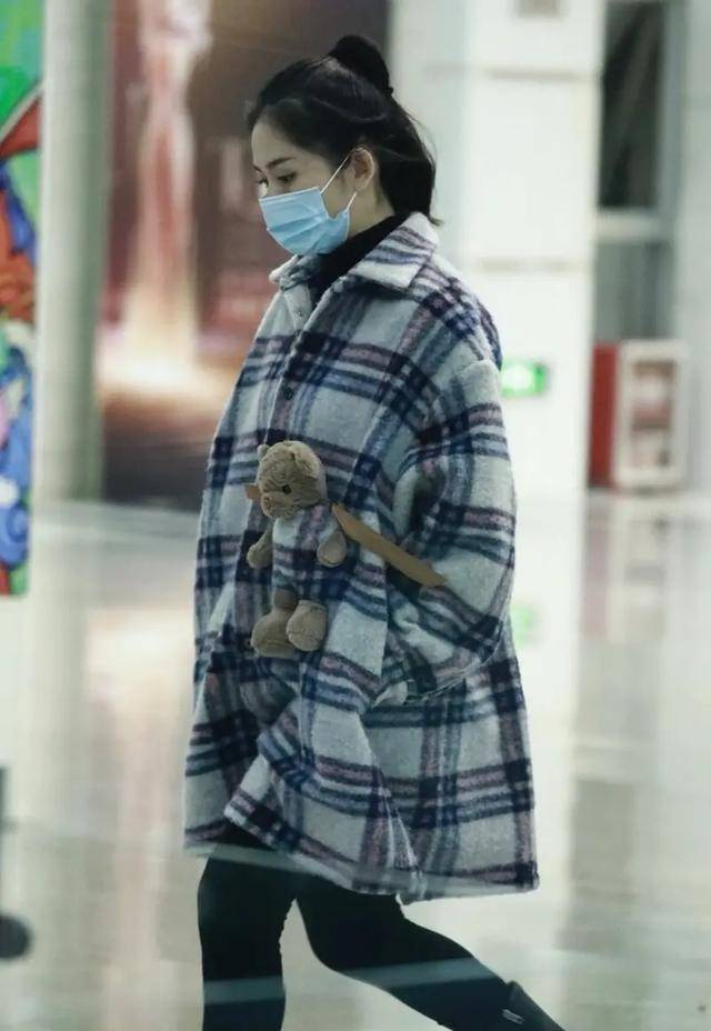 大衣|谢娜怀孕后首次走机场,穿大衣孕肚遮不住,只长孕肚腿比空姐还细