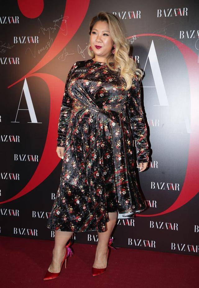 大金|郑欣宜180斤仍自信，穿红豹纹还配大金链子，90度高跟鞋勒出肉肉