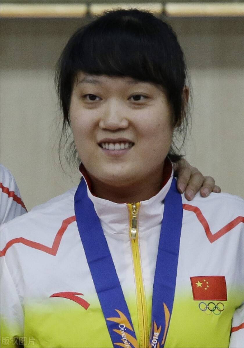 15:00 射击女子50米步枪三姿决赛中国派出了陈东琦和史梦瑶两名女将