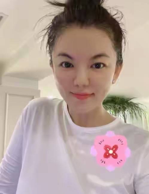 头发|李湘是真瘦了？下巴尖的不真实像p的，但穿的西装都是松垮垮的！