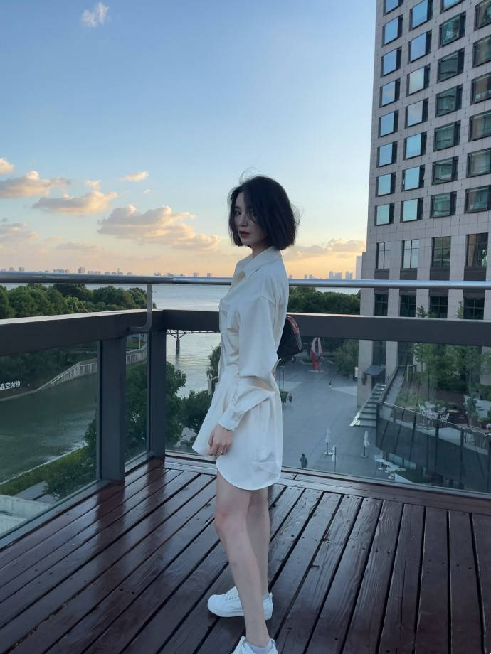 代斯|嘉行真是盛产“腿精”，前有老板杨幂，后有穿衬衫裙的代斯，羡慕