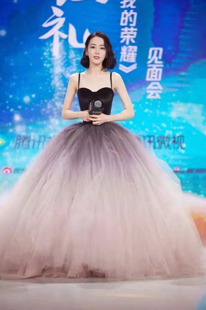 设计|热巴穿搭有一套,本以为是吊带抹胸礼服,转身配条牛仔裤还挺酷
