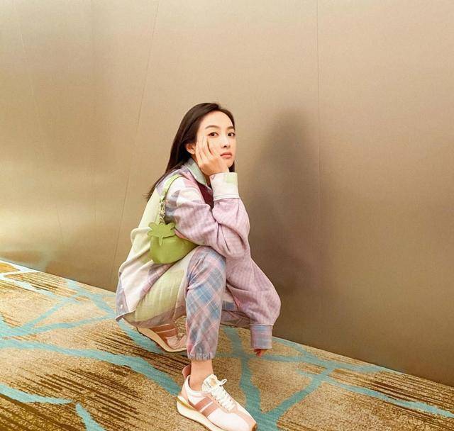 程度|李沁撞衫宋茜,同穿蝴蝶结泡泡袖上衣,同款细腰难辨胜负!