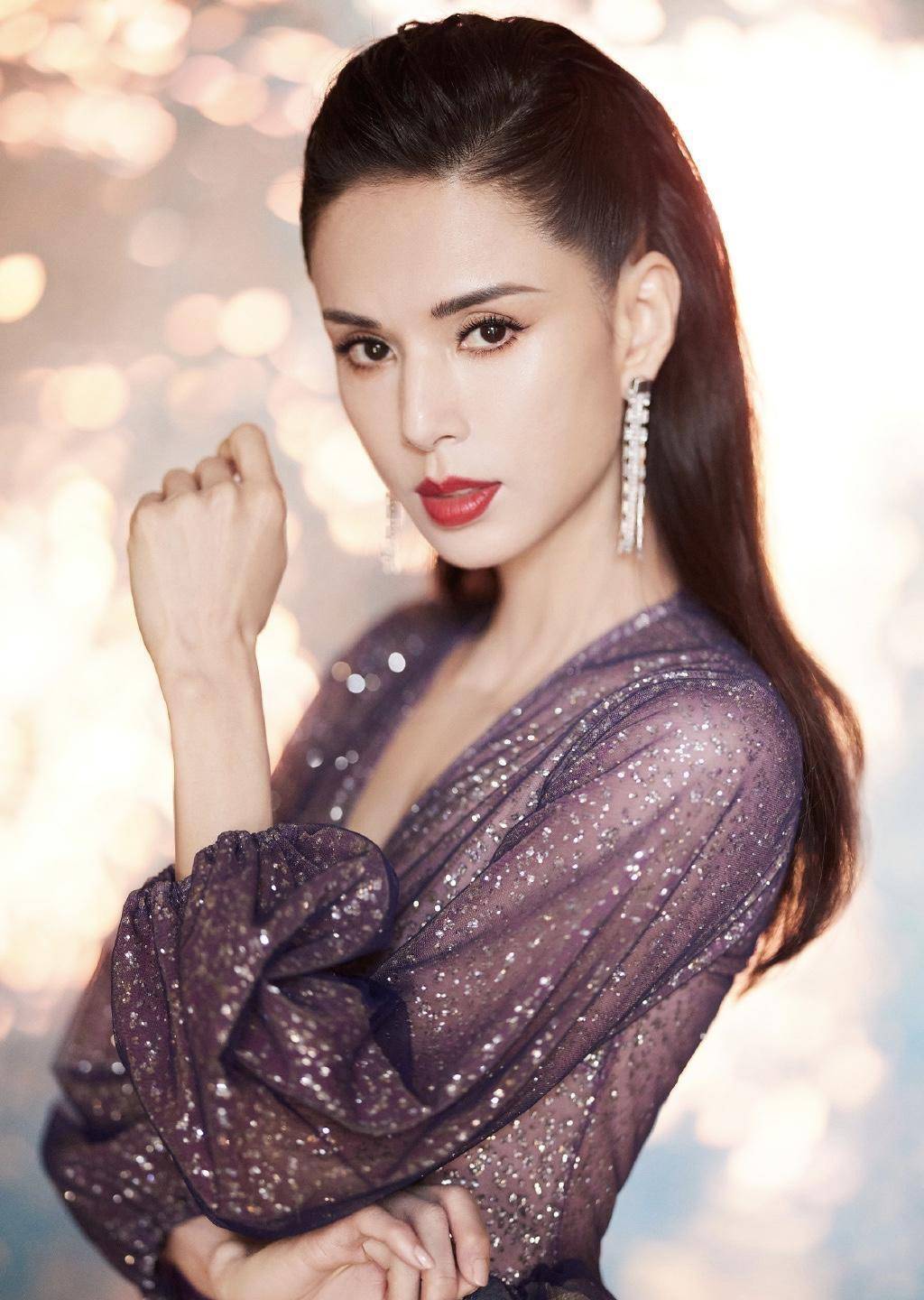 亮片|李若彤不愧是神仙姐姐，穿一件亮片裙连衣裙，衬得她气质神秘高级