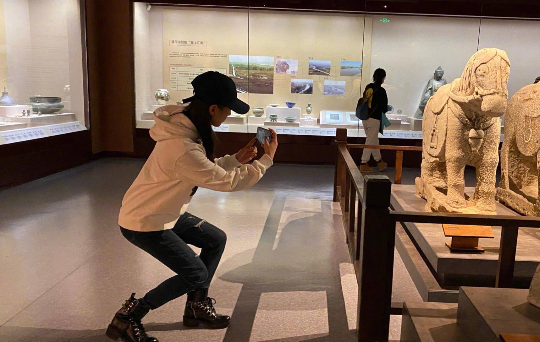 设计|被黄圣依的随性穿搭征服了，连帽衫搭破洞牛仔裤，纤细小鸟腿吸睛