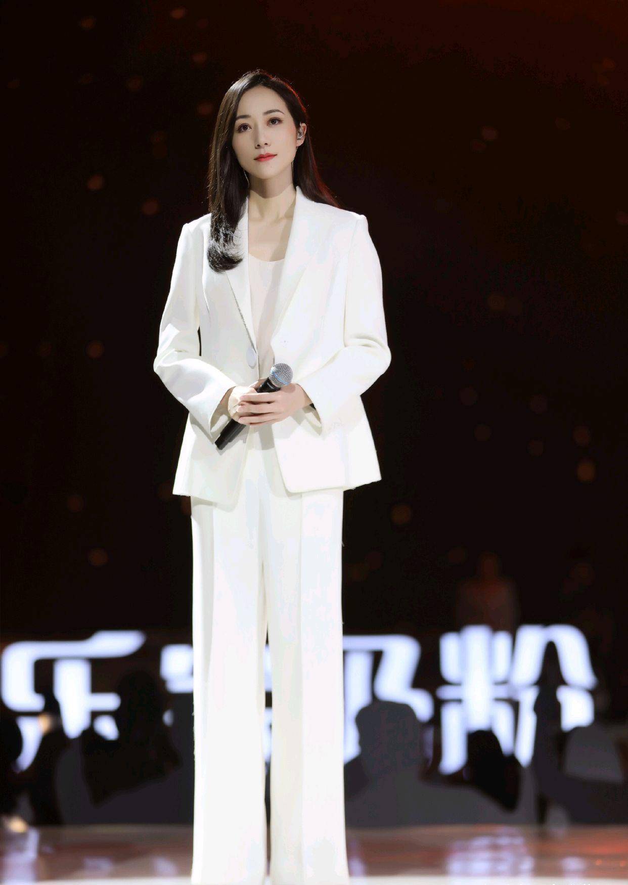 韩雪|韩雪的气质迷人，穿蓝色连衣裙巧用“细线”来点缀，高级又不单调