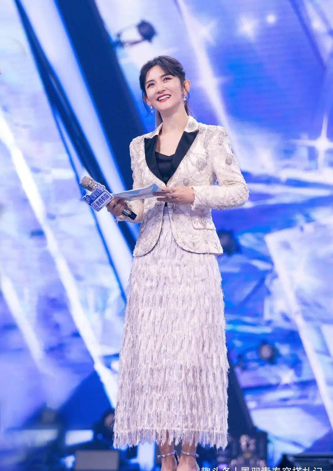 身材|谢娜怀孕后更会穿，宽松格子外套扎丸子头，小腿细得像竹竿