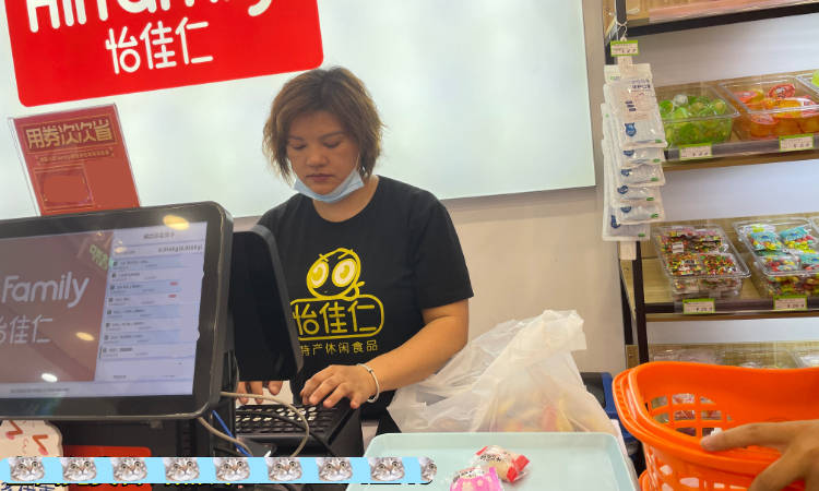 小区|占领六月创业高地,退休阿姨跻身怡佳仁零食店!