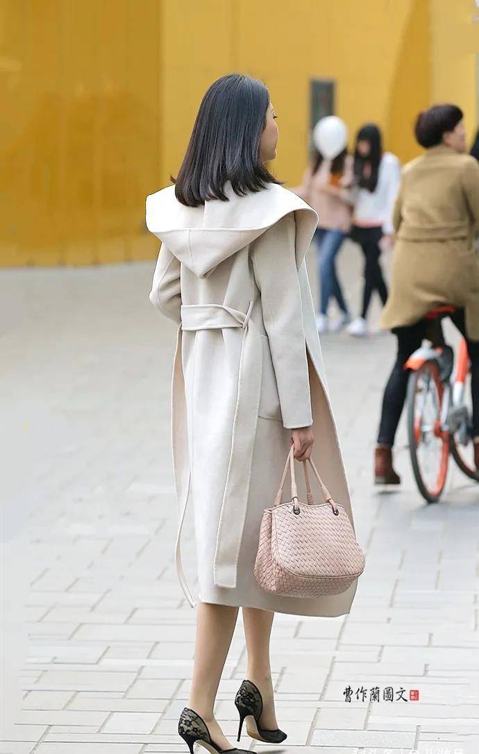 黑色|街拍：美女，用尖头细高跟添彩春装