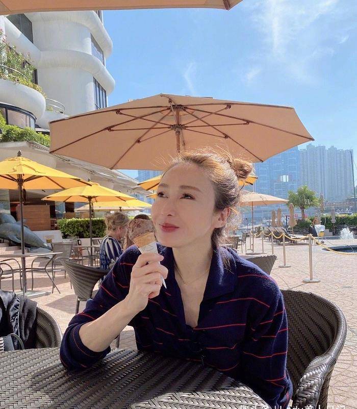 黎姿|黎姿穿着浴袍公开保养秘诀！面膜不可超20分钟，女神更注重细节