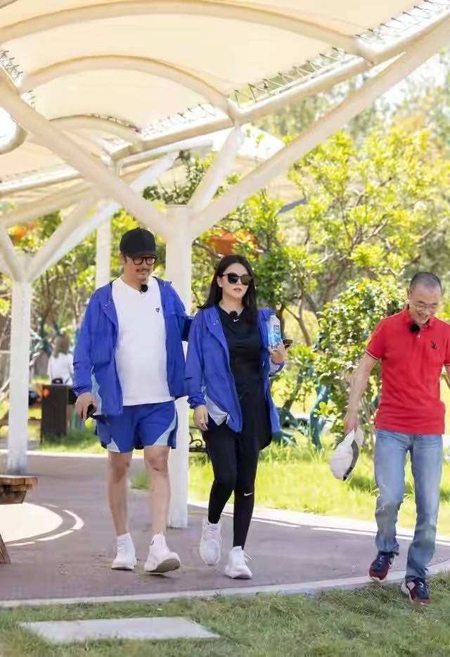 头发|李湘是真瘦了？下巴尖的不真实像p的，但穿的西装都是松垮垮的！