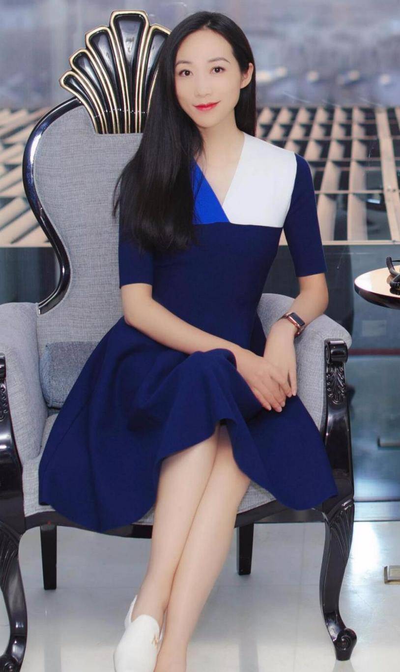 喇叭裤|韩雪机场穿搭让人眼前一亮，穿印花大衣搭牛仔喇叭裤，格外洋气