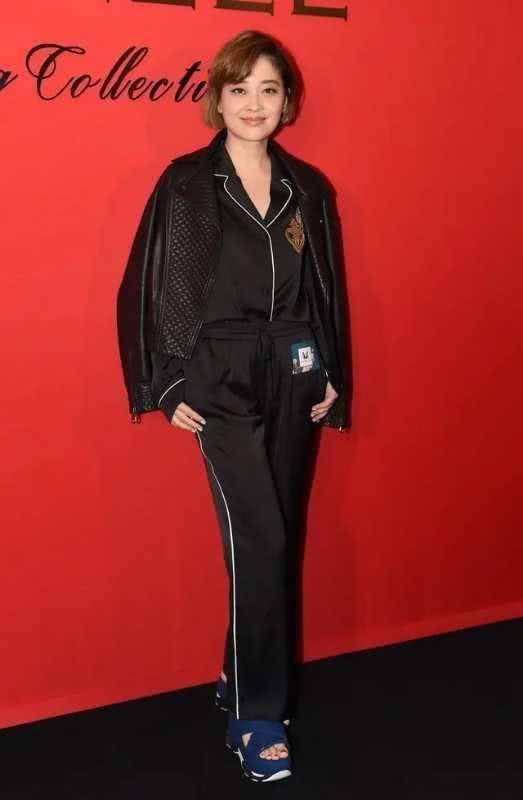 那一种|梅婷走机场成了大妈，穿碎花衬衫踩布鞋，双膝皱纹真实但气质好！