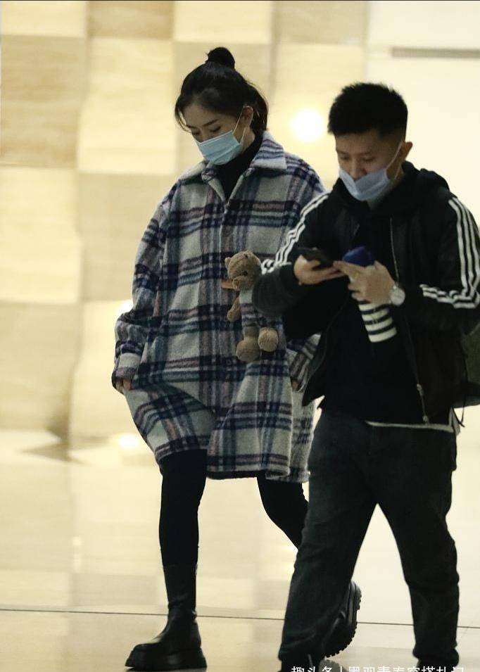 身材|谢娜怀孕后更会穿，宽松格子外套扎丸子头，小腿细得像竹竿