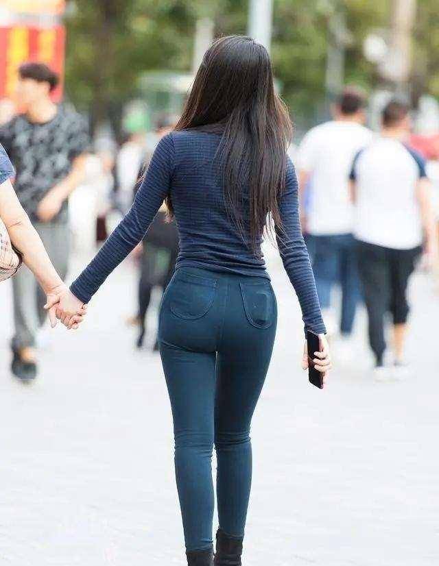 设计|黑色贴身上衣搭配黑色打底裤，设计感十足，衬托出不一样的气质