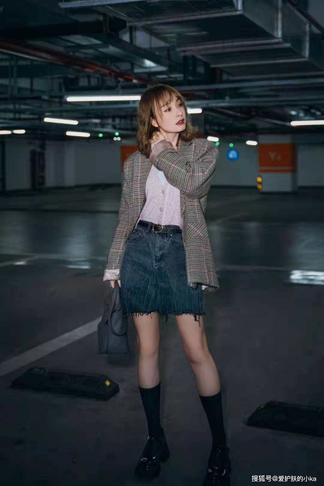 美得|吴昕瘦了之后真是美得没毛病，简单短裙配皮靴，气质洋气又高级