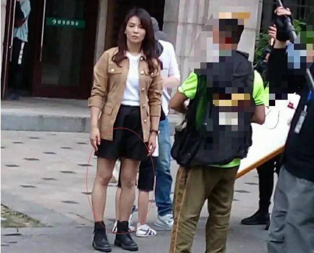 裙子|拍到刘涛逛奢侈品店，穿休闲裤扎腰腿还短一半，没营销那么漂亮！