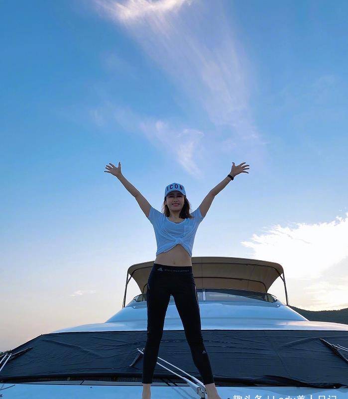黎姿|黎姿穿着浴袍公开保养秘诀！面膜不可超20分钟，女神更注重细节