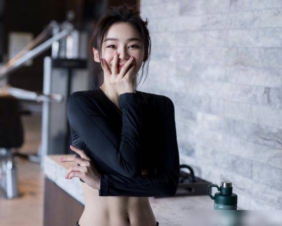 黑色|袁姗姗不愧是娱乐圈健美女王，身材不是吹出来的，穿啥都那么好看！