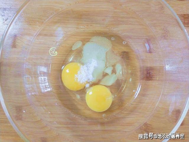 做法|两个鸡蛋，加半碗面粉，自制零食，焦香酥脆，孩子一口一个吃不停