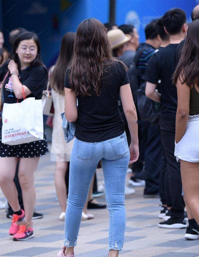 卫衣|黑色经典短袖搭配蓝色牛仔打底裤，搭配方法，学会如何去搭配