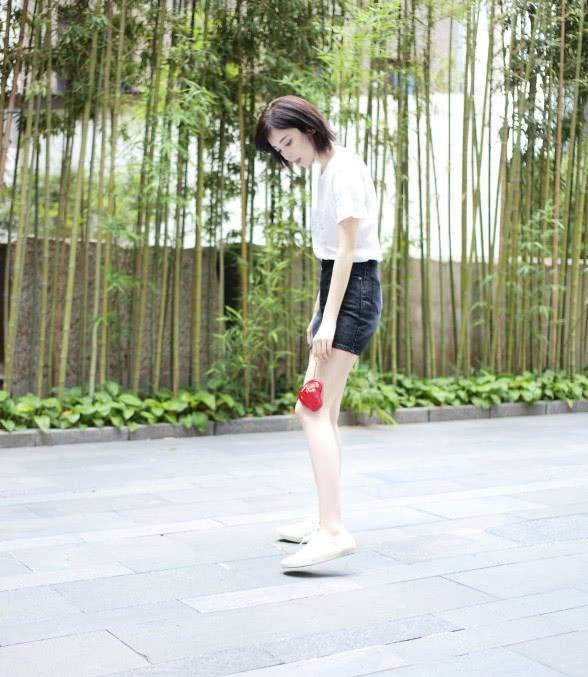 显得|古力娜扎真会凹造型，手上的包包连只口红都放不下，好看不实用