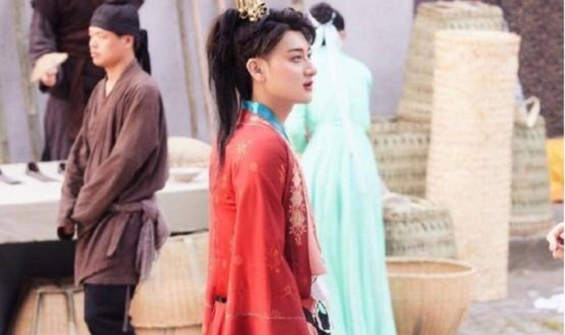 漂亮|黄子韬女装造型曝光，瓜子脸大红唇，这颜值不秒杀那些网红脸？！