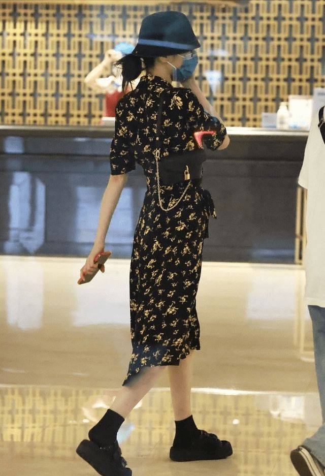 魅力|迪丽热巴的腰身还没有挎包宽，穿碎花裙配勃肯鞋，背影都抢镜