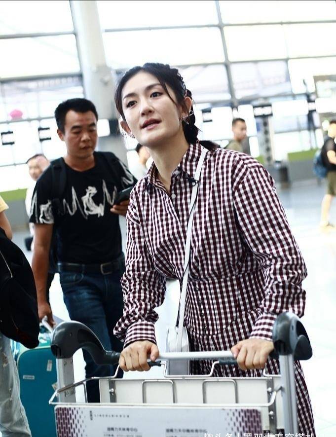 身材|谢娜怀孕后更会穿，宽松格子外套扎丸子头，小腿细得像竹竿