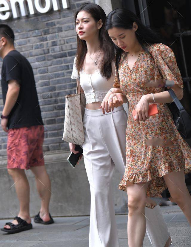身材|黑灰色修身牛仔裤，搭配小款荷叶边上衣，小个子的福音