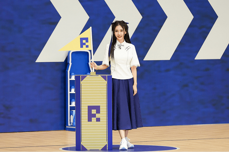 显得|杨颖不像是生过孩子的人，都当妈了还这么有活力，穿身学生装真嫩