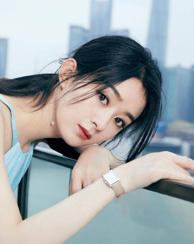 赵丽颖|赵丽颖生子后怎么更好看了？穿冰蓝色绑带长裙，蚂蚁腰细得不真实