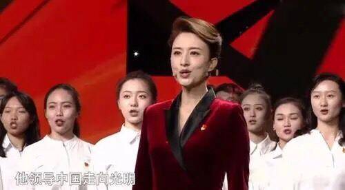 设计|张蕾才是真正不老女神，穿红色丝绒连体裤亮相，时髦洋气，太惊艳