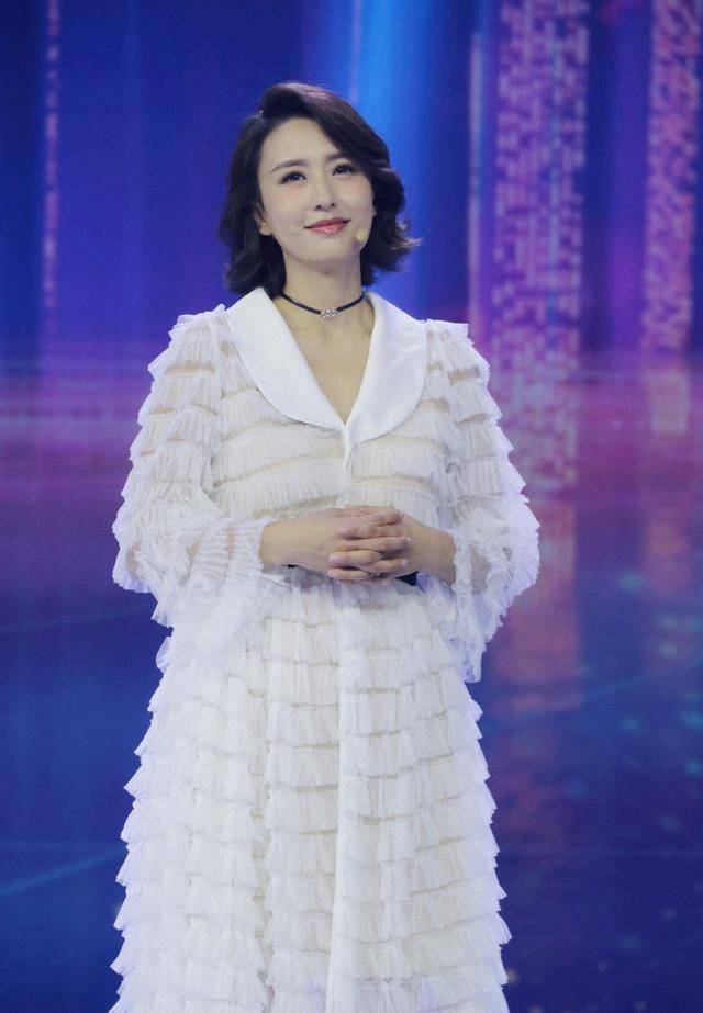 设计|张蕾罕见穿错衣，穿白色蛋糕裙不见腰身，丰腴身材显富态