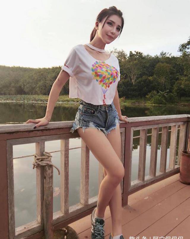 身材|贴身设计的牛仔裤展现流行街头风，激发青春活力
