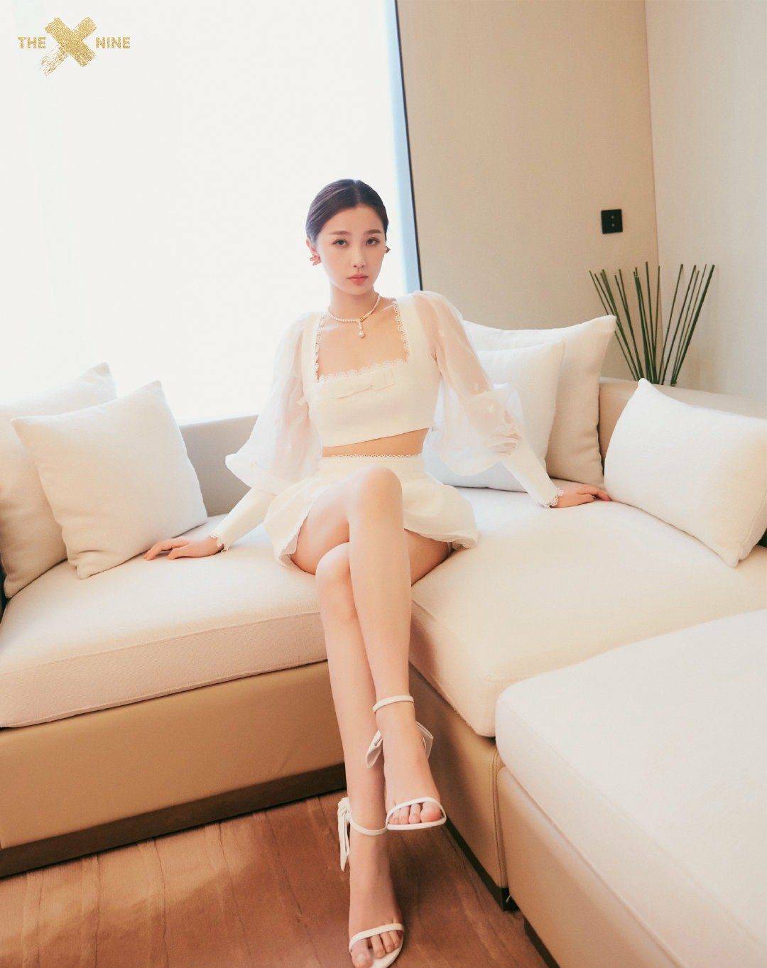 魅力|虞书欣最新私服写真曝光,薄纱抹胸搭配泡泡袖,甜美气息扑面而来