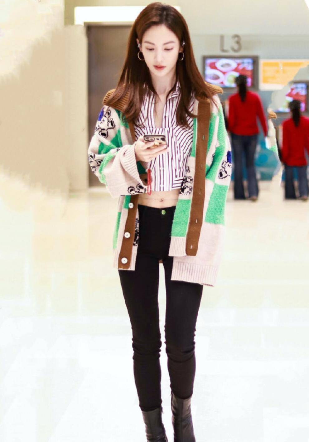 设计|金晨穿“短衫”配紧身裤走上街头，秀完美身材曲线，引领时尚潮流