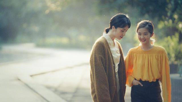 黑色|黄磊孙莉夫妻携女儿现身,13岁多多穿黑T恤满头金发,太闪亮抢镜