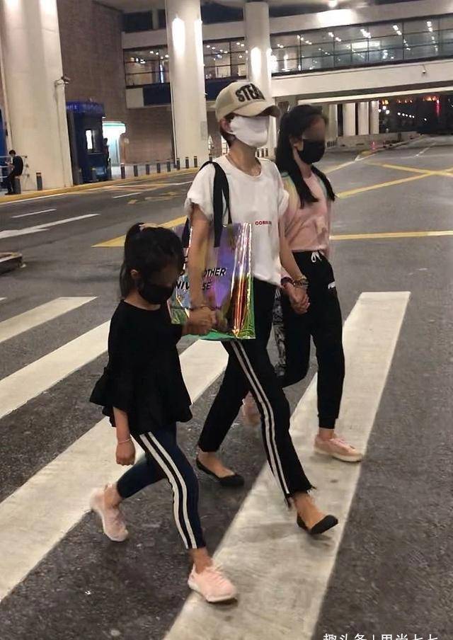 马伊琍|马伊琍牵俩女儿走机场，11岁扎公主头好乖巧，小女儿走路姿势霸气