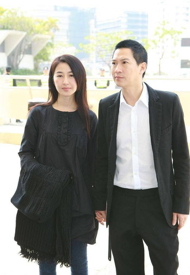 黑色|关咏荷太给张家辉长脸，一袭绿色珠宝裙展现窈窕身姿，太美了