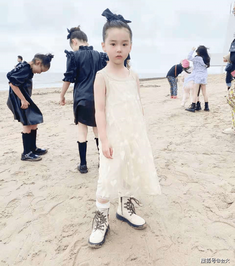 社交|董璇女儿晒沙滩走秀照，五官精致得像洋娃娃，背手大佬站姿酷帅十足