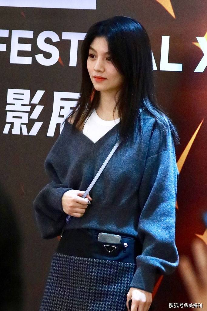 黑色|青年电影展刘昊然帅气，周迅花裙配丝袜超级隆重，视后童谣很低调