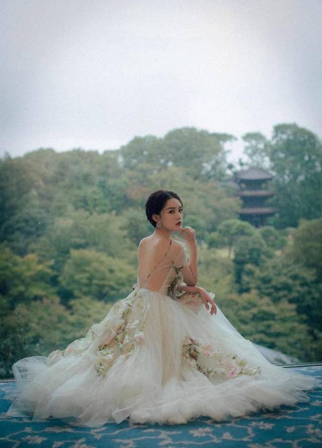 颜色|30岁李沁越来有女人味，穿红色礼裙凹造型，“蜜桃臀”也吸晴
