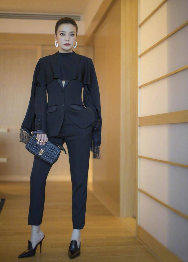 披肩|赵薇身穿黑色西服套装，围巾披肩搭配恨天高，完美彰显霸道女总裁