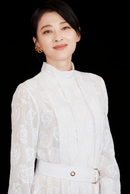女孩子|梅婷太懂给穿搭做减法，穿白色连衣裙优雅高贵，简约却高级
