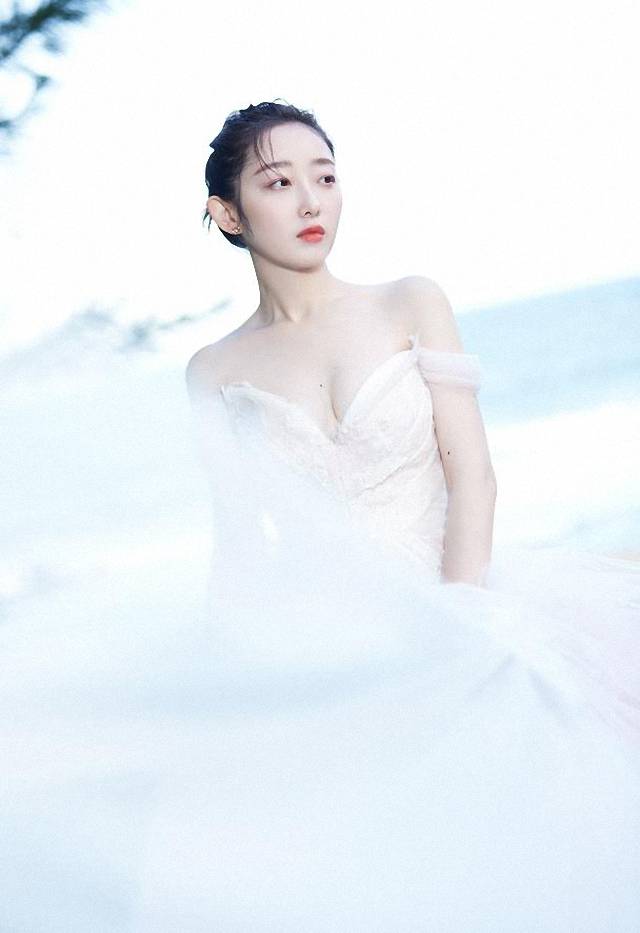 身材|31岁蒋梦婕真会穿，穿抹胸薄纱裙展迷人身段，现熟女风情魅惑撩人